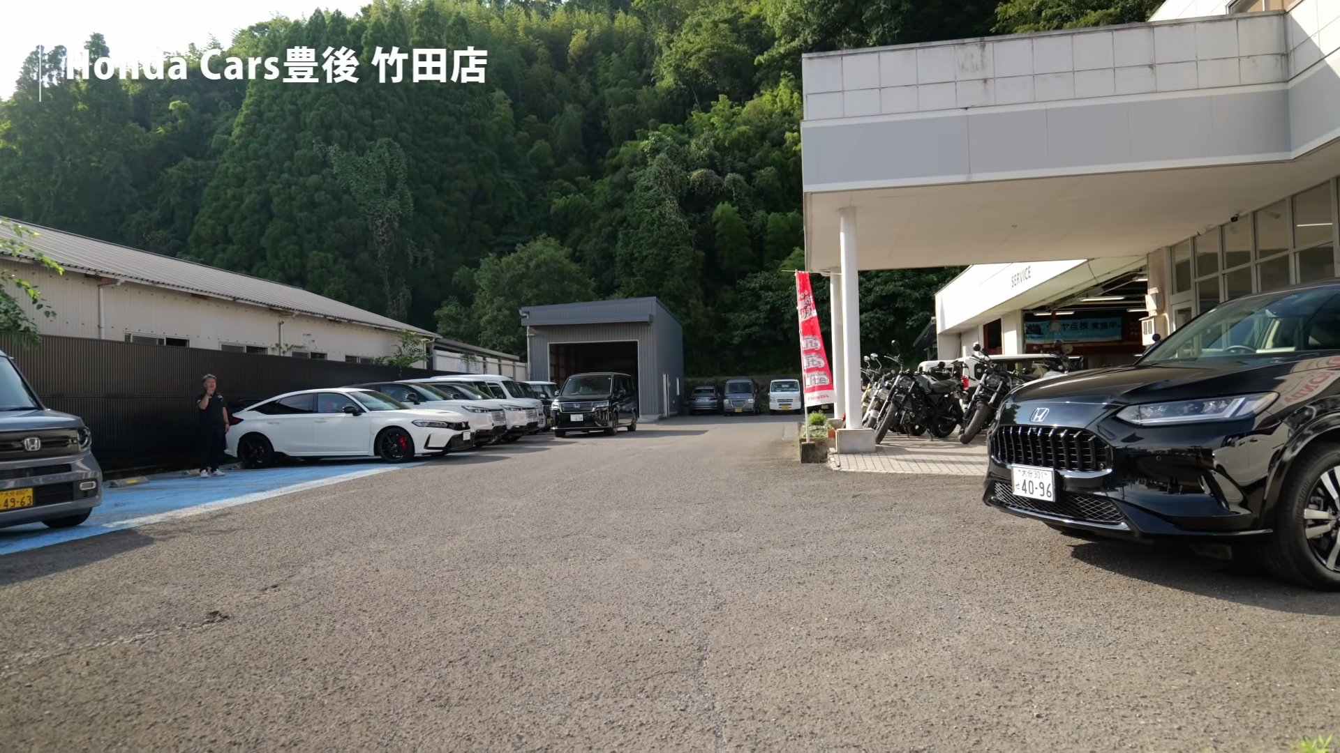 少し離れた位置からエンジンを始動する実演